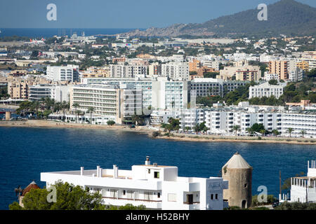 Gesamtansicht des Ferien-Resorts von Platja d ' en Bossa (Playa d ' en Bossa) in Ibiza Spanien. Stockfoto