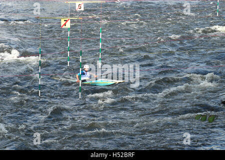 Britische Kanu Slalom Wettbewerb Veranstaltung am Fluss Wye bei Symonds Yat in Herefordshire im Oktober 2016 Stockfoto