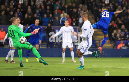 Leicester City Riyad Mahrez (rechts) erhält seine Seite Führungstreffer während des UEFA-Champions-League-Spiels im King Power Stadium, Leicester. Stockfoto