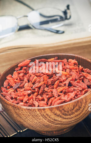 Getrocknete Goji-Beeren in Holzschale als gesunder snack Stockfoto