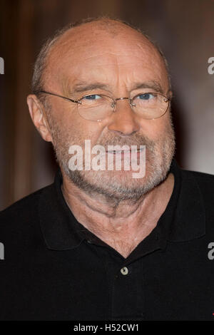 London, UK. 18. Oktober 2016. Zur Feier der Veröffentlichung seiner Autobiographie "Tote noch nicht" besucht Phil Collins Waterstones Event 'An Evening with Phil Collins' in der St. James Church in Piccadilly. Stockfoto