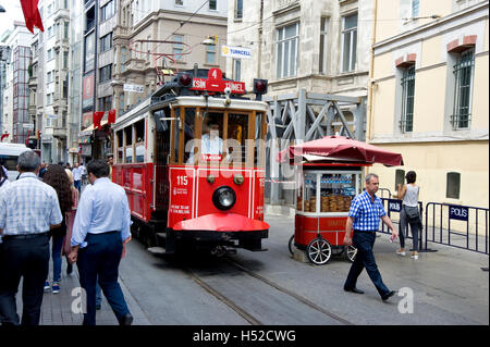 Straßenbahn mit Schaffner und Fußgängern im Taksim-Viertel von Istanbul, Türkei Stockfoto