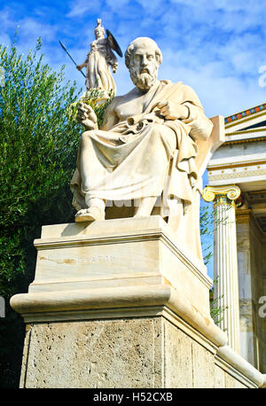 Statue von Plato außerhalb der Akademie Athen Griechenland Stockfoto