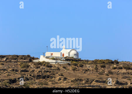 Weiße griechisch-orthodoxe Kirche im traditionellen lokalen Baustil auf die Skyline im Dorf Korfos, Thirassia, Santorin Stockfoto