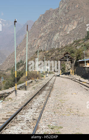 PeruRail Schienen bei Kilometer 82 des Inka-Trails kommen von Ollantaytambo nach Aguas Calientes unterhalb Machu Picchu in Peru Stockfoto