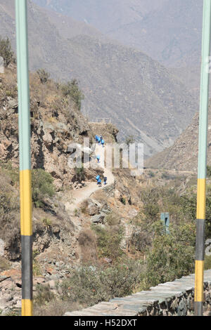 Träger, Klettern auf den Beginn der Inka trail ab Kilometer 82 in der Nähe von Ollantaytambo Stockfoto