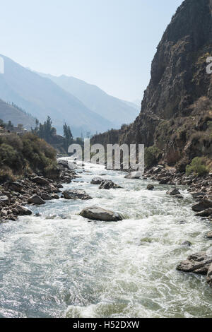 Ansicht des Vilcanota River von der Brücke bei Kilometer 82, Beginn des Inka-Trails in der Nähe von Ollantaytambo Stockfoto