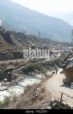 Blick auf den Kontrollpunkt bei Kilometer 82 (Beginn des Inka-Trails) vom Wanderweg in der Nähe von Ollantaytambo Stockfoto