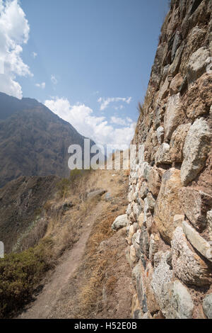 Nahaufnahme, ein Inka Ruine Wand entlang dem Rand eines Berges auf dem Inka-Trail im Heiligen Tal von Peru Stockfoto