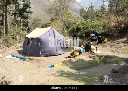 Porter-Packs und ein Mittagessen Kantine Zelt auf dem Inca Trail im Heiligen Tal von Peru Stockfoto