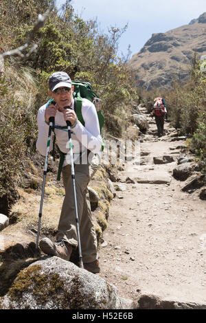 Eine müde Wanderer auf seinem Weg in Richtung Passhöhe der toten Frau auf dem Inka-Trail im Heiligen Tal von Peru Stockfoto