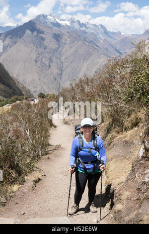 Eine glückliche Wanderer Klettern in Richtung Pass der toten Frau auf dem Inka-Trail im Heiligen Tal von Peru Stockfoto