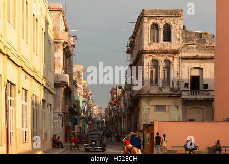 Eine typische Straßenszene in Zentral-Havanna, Kuba. Stockfoto