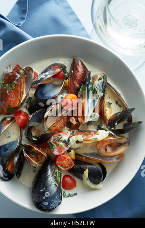 Gedämpfte Muscheln in Weißweinsauce Stockfoto