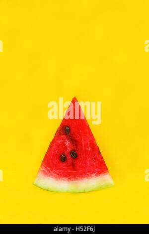 Scheibe Wassermelone auf einem gelben Hintergrund. Stockfoto