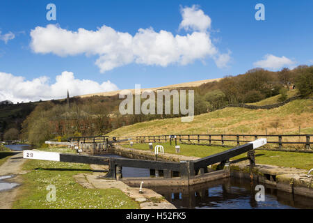 29 Sperre für den Rochdale Kanal in dem Dorf Walsden nahe der Grenze von Lancashire/Yorkshire, Blick in Richtung Todmorden. Stockfoto