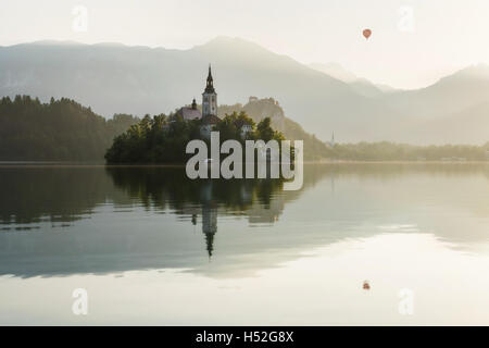 Ballon über Lake Bled in Slowenien Stockfoto