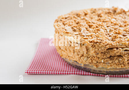 Runde Kuchen Napoleon auf einem weißen Hintergrund. Stockfoto