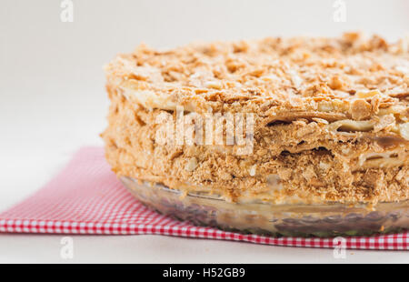 Runde Kuchen Napoleon auf einem weißen Hintergrund. Stockfoto