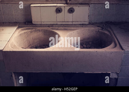 Waschbecken Sie in einem verlassenen Haus Stockfoto