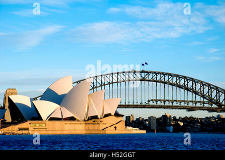 Australien, Sydney, Opera House & Hafenbrücke von Mrs Macquarie Punkt Stockfoto