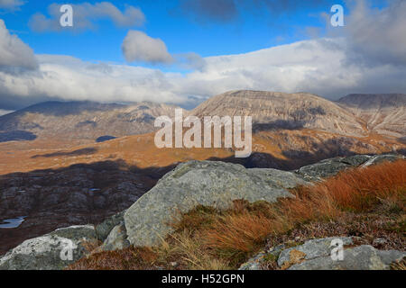 Blick im Herbst Arkle und Foinavon Gebirge von Ben Stack Stockfoto