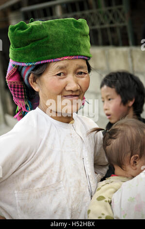 Frau der ethnischen Minderheit der Hmong in einem Dorf in der Nähe von Dong Van in der Provinz Ha Giang, Vietnam Stockfoto