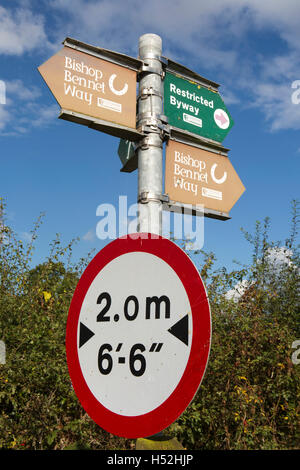 Großbritannien, England, Cheshire, Beeston, Ford Lane, Bischof Bennet Weg Weg Zeichen auf eingeschränkt byway Stockfoto