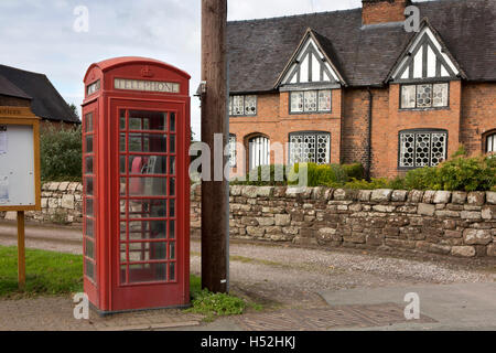 Großbritannien, England, Cheshire, Tiverton, Huxley Lane, K6 Telefonzelle neben Cottages mit sechseckigen Fensterpaneele Stockfoto