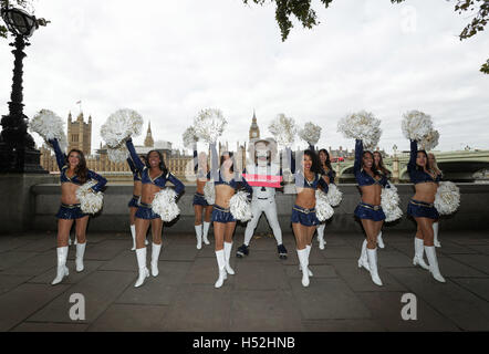 Die Los Angeles Rams Cheerleader, zusammen mit Maskottchen Rampage, Durchführung einer Routine gegenüber der Houses of Parliament in London, bei ihrem Besuch in eine Reihe von Sehenswürdigkeiten hinzufügen ihres Gewichts des Mayor of London #LondonIsOpen Kampagne zu unterstützen. Stockfoto