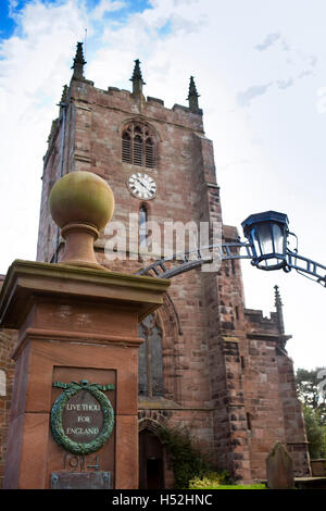 Großbritannien, England, Cheshire, Bunbury, Kriegerdenkmal Tore der Kirche St Boniface, während des 2. Weltkrieges bombardiert Stockfoto