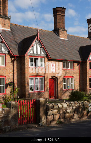 Großbritannien, England, Cheshire, Bunbury, Bowes Gate Road, 1874 Immobilien Häuser im Sonnenschein Stockfoto