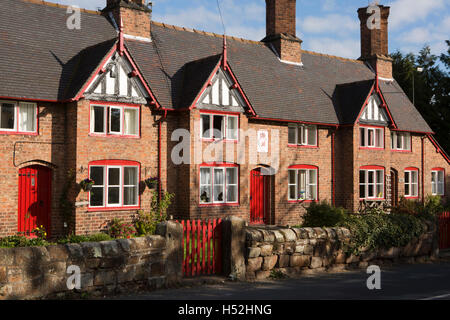 Großbritannien, England, Cheshire, Bunbury, Bowes Gate Road, 1874 Immobilien Häuser im Sonnenschein Stockfoto