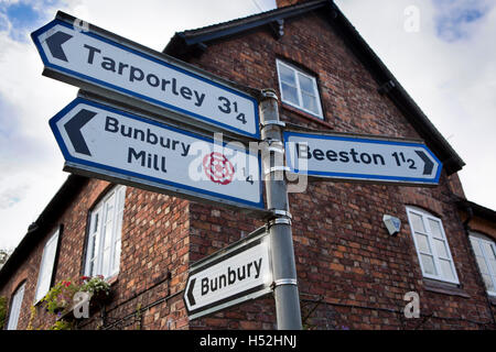 Großbritannien, England, Cheshire, Bunbury, Pfarrhaus Lane, Richtung Verkehrszeichen vor Dysart Arms pub Stockfoto