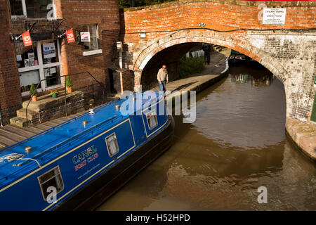 Großbritannien, England, Cheshire, Bunbury, Narrowboat Abfahrt "Staircase" Schlösser am Shropshire Union Canal Stockfoto