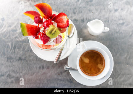 Eis mit Kalorienniveau und einer Tasse Kaffee Stockfoto