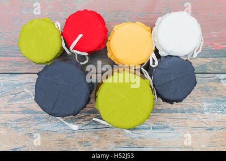 Bunt, geschlossen Sommergemüse in Gläsern. Stockfoto