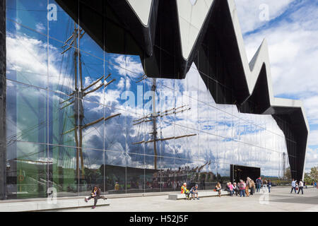 Das Riverside Museum für Verkehr und Reisen neben den River Clyde, Glasgow, Schottland, Vereinigtes Königreich - die Reflexion ist Großsegler Glenlee. Stockfoto
