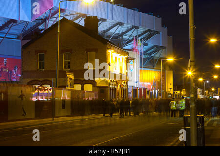 Die Albert-Kneipe direkt neben Liverpool Football Club Stadion bei Nacht-Spiel Stockfoto