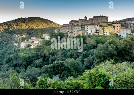 Sassetta ist ein kleiner Weiler in der Gemeinde Castagneto Carducci, berühmt für Kastanien und Wildschweine, Livorno, Italien Stockfoto