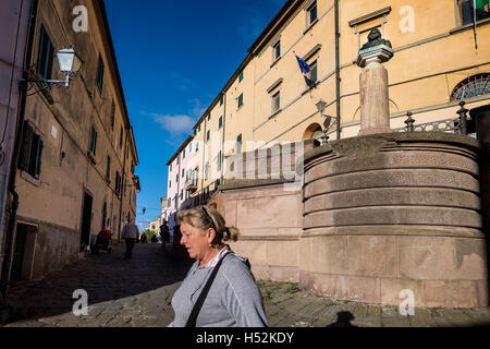 Castagneto Carducci ist einer der beliebtesten Städte an der etruskischen Küste, Livorno, Italien, Blick auf das Rathaus von der wichtigsten st Stockfoto