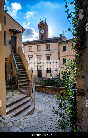 Castagneto Carducci ist eine der beliebtesten Städte an der etruskischen Küste, Livorno, Italien, das Rathaus mit Treppe in die Stockfoto