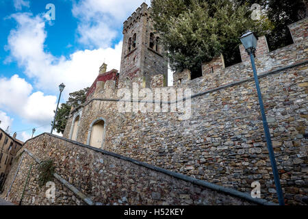 Castagneto Carducci ist eine der beliebtesten Städte an der etruskischen Küste, Livorno, Italien, der Gherardesca Burg historische form Stockfoto