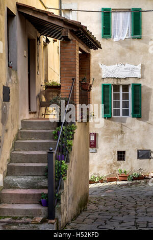 Castagneto Carducci ist einer der beliebtesten Städte an der etruskischen Küste, Livorno, Italien, kleine mittelalterliche Straße, mit dem Haus Stockfoto