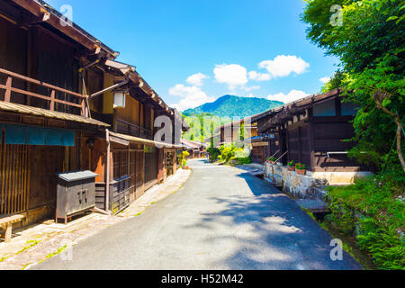 Traditionellen Holzhäuser säumen die Seiten von der Hauptstraße von Tsumango, eine alte Post Stadt auf der alten Nakasendo Route durin Stockfoto