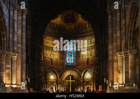 Majestätische Straßburg Kathedrale innen, goldene Dekor, Frankreich Stockfoto