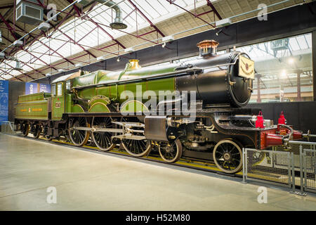 GWR Dampf Lok CAERPHILLY CASTLE in STEAM Museum in Swindon UK Stockfoto