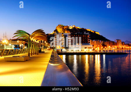 Blick auf den Hafen mit der Burg Santa Bárbara, Alicante, Spanien Stockfoto