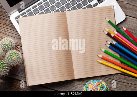 Editor für Ihren Text und bunten liefert über Holztisch. Zurück zum Schulkonzept mit Textfreiraum Stockfoto