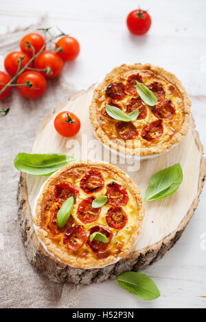 Hausgemachte Tomaten-Törtchen mit Basilikum-Blätter Stockfoto